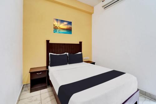 En eller flere senge i et værelse på Collection O Calvathy Road Near Fort Kochi