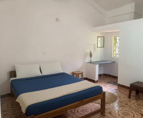 En eller flere senge i et værelse på Rudresh Guest House