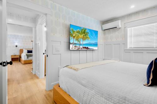 een slaapkamer met een bed en een schilderij aan de muur bij Azul Resort Siesta Key in Siesta Key