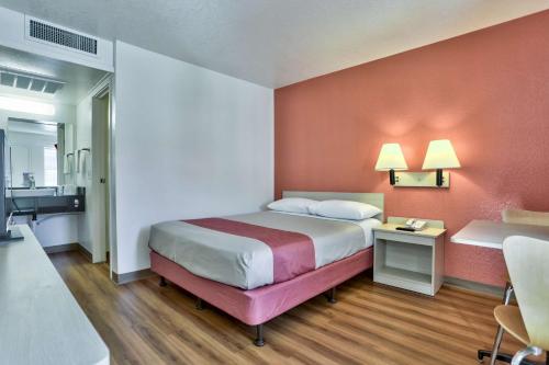 Postel nebo postele na pokoji v ubytování Motel 6-Flagstaff, AZ - Butler
