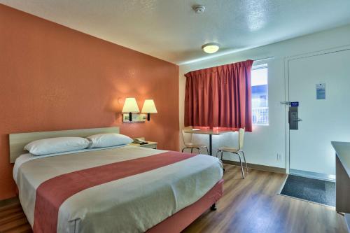 A bed or beds in a room at Motel 6-Flagstaff, AZ - Butler