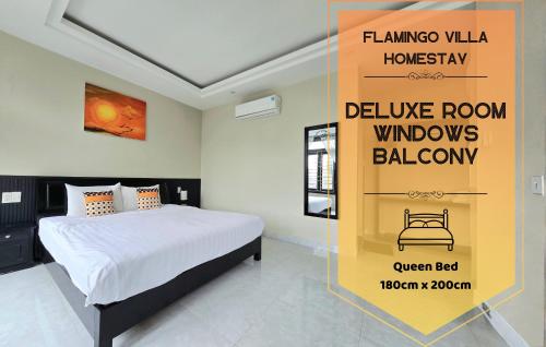 een slaapkamer met een bed en een bordje met de tekst 'geloof kamer ramen klauw klauw klauw' bij Flamingo Homestay - Spacious Room with Comfortable Spring Mattress - 200m from Hoi An Ancient Town & Night Market in Hội An