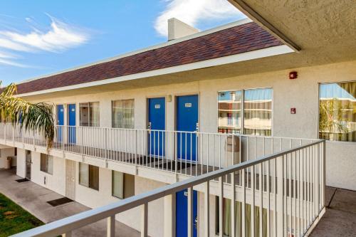 Balkón nebo terasa v ubytování Motel 6-Phoenix, AZ - North Bell Road