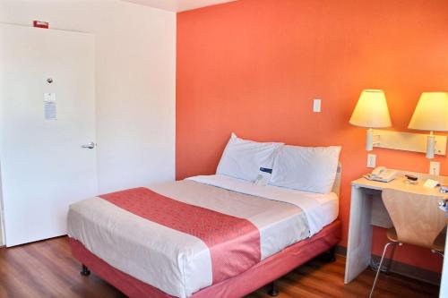 Motel 6-Atascadero, CAにあるベッド