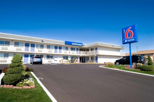 a hotel with a parking lot in front of it at Motel 6-Pendleton, OR in Pendleton