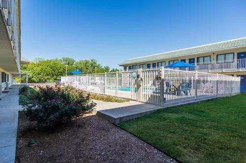 a walkway in front of a building at Motel 6-Bellmead, TX - Waco in Bellmead