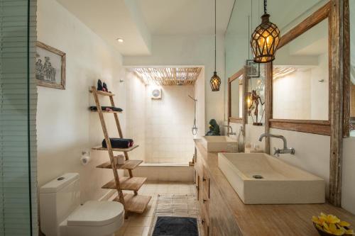 Et badeværelse på Villa Bella Seseh, 3-Br With Private Pool