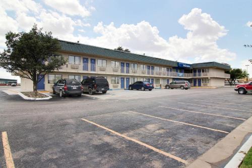 a parking lot in front of a hotel at Motel 6-Fort Stockton, TX in Fort Stockton