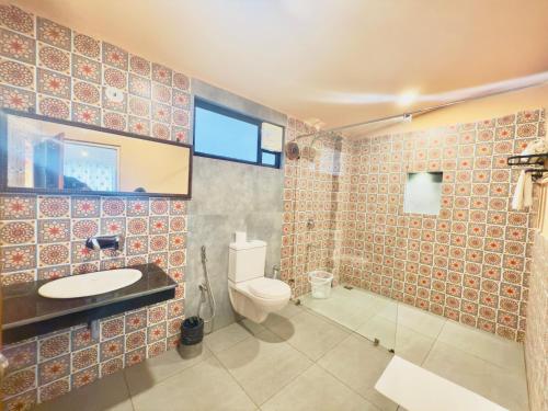 een badkamer met een toilet, een wastafel en een douche bij Raj Palace Resort in Sawāi Mādhopur