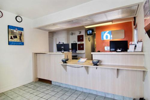 a lobby of a fast food restaurant with a counter at Motel 6-Fort Stockton, TX in Fort Stockton