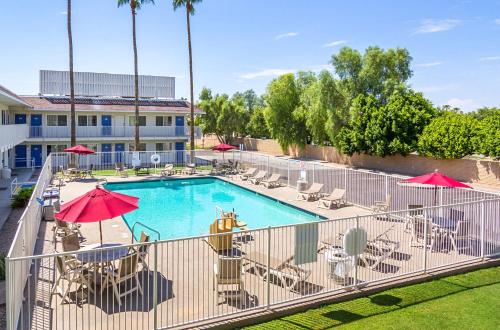 Swimming pool sa o malapit sa Motel 6 Mesa North