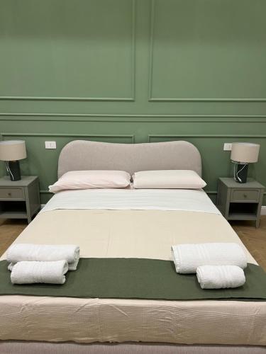 een slaapkamer met een groot bed met twee kussens bij Palazzo Ducale in Salerno