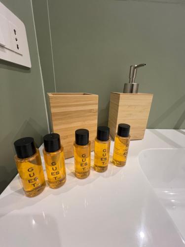 een groep van vier flessen essentiële oliën op een toonbank bij Palazzo Ducale in Salerno