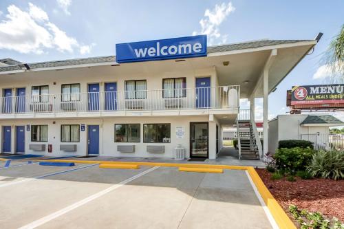 a welcome sign in front of a hotel at Motel 6-Lakeland, FL in Lakeland