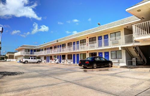 a parking lot in front of a large building at Motel 6-Slidell, LA - New Orleans in Slidell