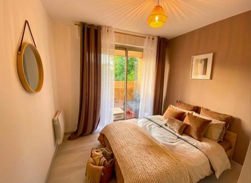 ein Schlafzimmer mit einem Bett und einem Fenster in der Unterkunft La Porte de l'Échappée Verte - Salon Extérieur & Parking Privé in Albi