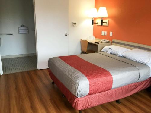 Un pat sau paturi într-o cameră la Motel 6-Roseville, MN - Minneapolis North