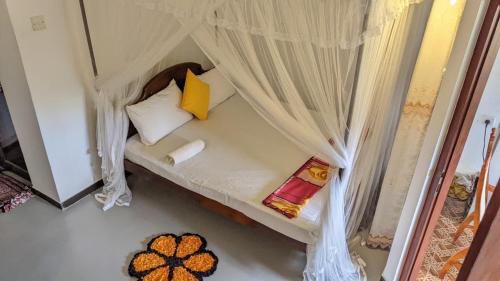 Een bed of bedden in een kamer bij The Shilpa Villa