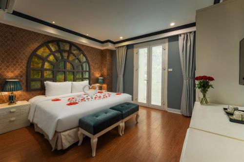 een slaapkamer met een groot bed met bloemen erop bij Hanoi La Selva Hotel in Hanoi