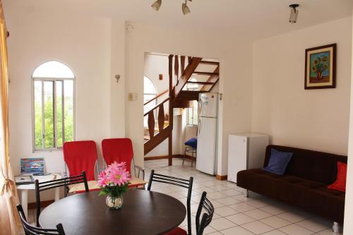 sala de estar con mesa y sofá en The Finch House (La Casa del Pinzón) en Puerto Ayora