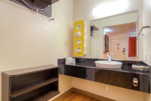 Un baño de Motel 6-Chula Vista, CA - San Diego