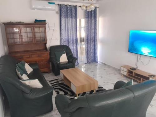 TV/trung tâm giải trí tại Port View Luxury Apartment Escacle Ziguinchor