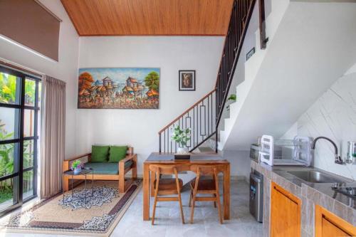 een keuken met een wastafel en een tafel in een kamer bij Ubud Suarga Private Pool Villa in Ubud