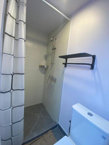 een kleine badkamer met een douche en een toilet bij Albany house in Motungarara