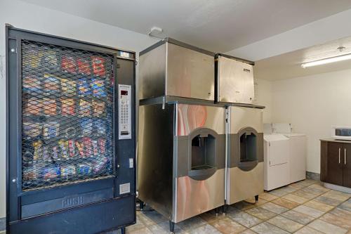 a kitchen with two vending machines in a room at Motel 6-Laurel, DC - Washington Northeast in Laurel