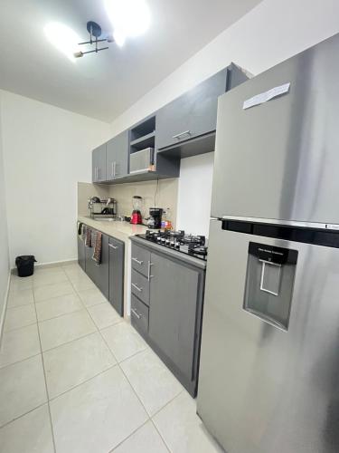 een keuken met roestvrijstalen apparatuur en grijze kasten bij Noir Beach Suite in Ciudad Madero