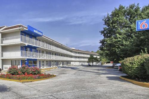 an empty parking lot in front of a hotel at Motel 6-New Cumberland, PA - Harrisburg - Hershey South in New Cumberland