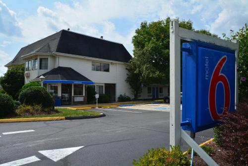 a sign in front of a house with a gas station at Motel 6-Wethersfield, CT - Hartford in Wethersfield