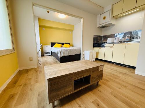 ein großes Zimmer mit einem Bett und einer Küche in der Unterkunft 501札幌駅と大通駅も徒歩圏内な最高な立地最大2名様まで快適にご宿泊可能です in Sapporo