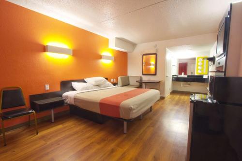 Cette chambre comprend un lit et une salle de bains. dans l'établissement Motel 6-Piscataway, NJ, à Piscataway