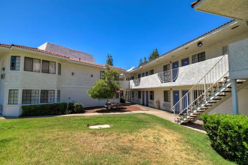 anteriorterior view of a building with a grass yard at Motel 6-San Dimas, CA - Los Angeles in San Dimas