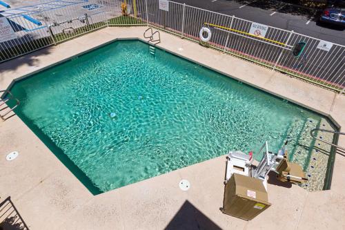 an overhead view of an empty swimming pool at Motel 6-Mesa, AZ - South in Mesa