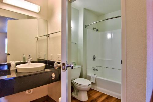 A bathroom at Motel 6-Sacramento, CA - South Sacramento and Elk Grove