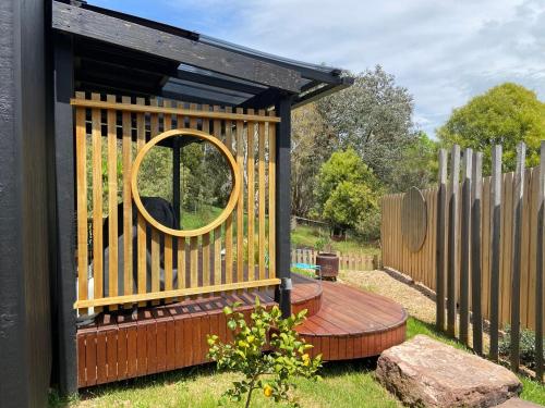 En have udenfor Libelle - Peaceful, Secluded Luxury with abundant wildlife and seasonal water views, on 3 private acres IN Daylesford