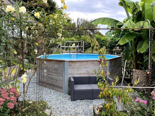 vasca idromassaggio nel mezzo di un giardino di Familienferien in einem 200 Jahre alten Berner Bauernhaus 
