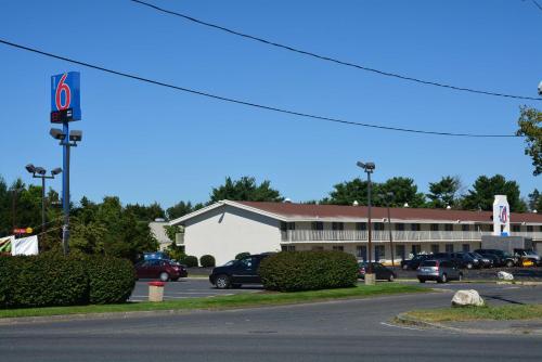 a building with cars parked in a parking lot at Motel 6-Chicopee, MA - Springfield in Chicopee