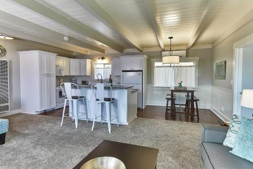 a kitchen and living room with a table and chairs at Pleasant Inn in Morro Bay