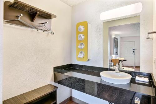 オークランドにあるMotel 6-Oakland, CA - Embarcaderoの洗面台と鏡のあるバスルーム