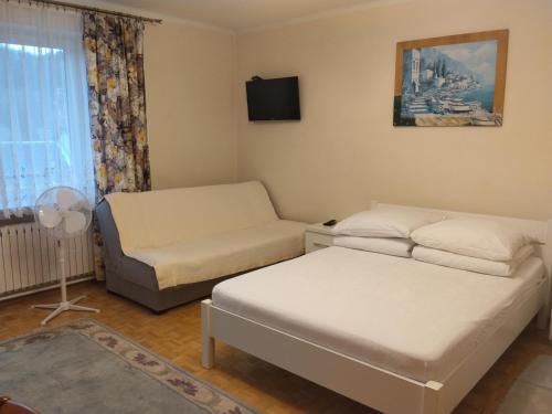 ein kleines Zimmer mit zwei Betten und einem Fenster in der Unterkunft Agroturystyka U Zosi Bałtów in Bałtów