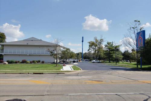 an empty street in front of a building at Motel 6-Middleburg Heights, OH - Cleveland in Middleburg Heights