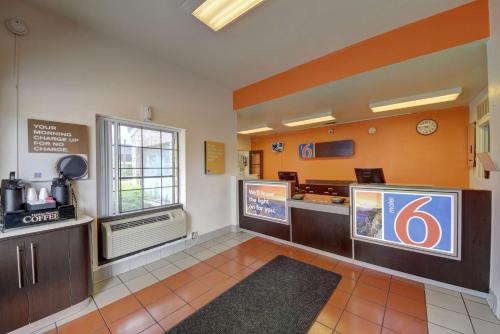 a fast food restaurant with a waiting room and a kitchen at Motel 6-San Antonio, TX - Downtown - Market Square in San Antonio