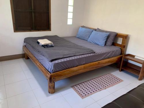 un letto con un telefono sopra in una stanza di 2BR Local House Abode a Pai