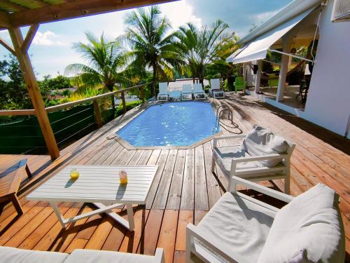 een terras met een zwembad bij een huis bij Villa Ticitron in Sainte-Anne