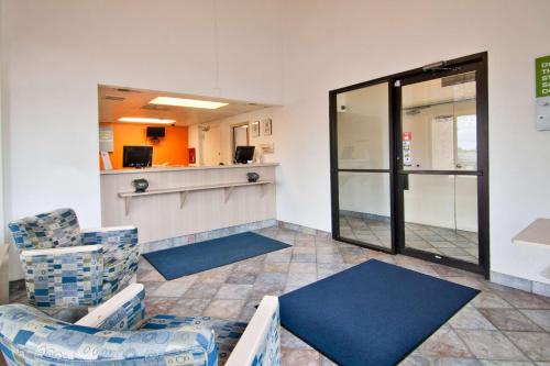 a waiting room with two chairs and a counter at Motel 6-Lakeville, MN - South - Lakeville in Lakeville