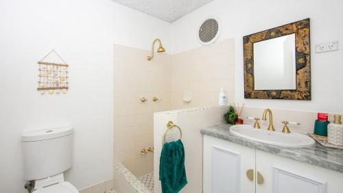 Koupelna v ubytování The perfect coastal escape on Yamba Hill