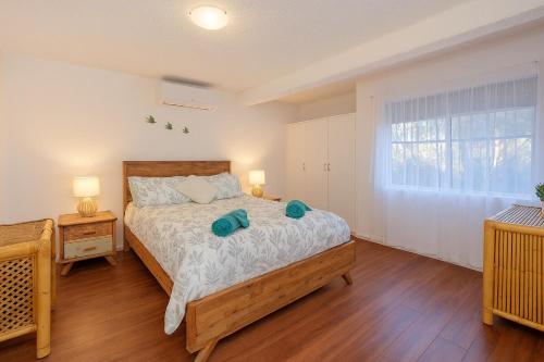 Postel nebo postele na pokoji v ubytování The perfect coastal escape on Yamba Hill